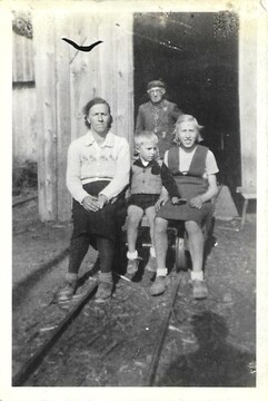 Mama Tončka, Branko in Bruna pred žago v Landolu 1954